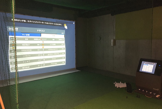 米LPGA公認の最新シミュレーションマシンGDRが全打席に完備されたチキンゴルフ千葉店のレッスンルーム