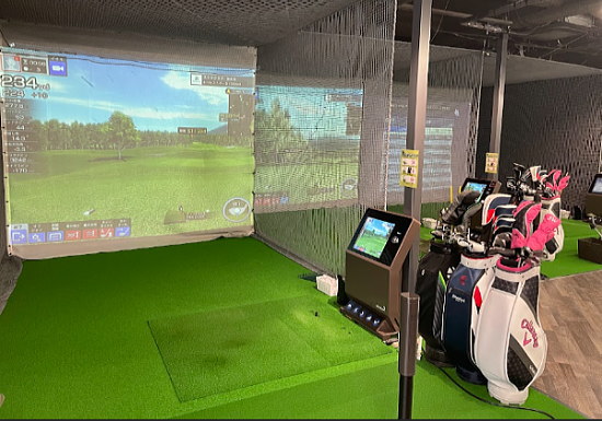 米LPGA公認の最新シミュレーションマシンGDRが全打席に完備されたチキンゴルフ川崎ドンキ店のレッスンルーム