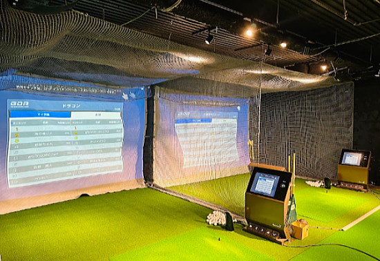 高性能シミュレーターでシミュレーションゴルフを楽しみながら上達できる！