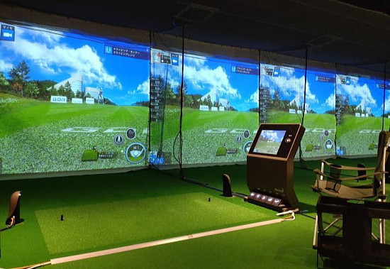全打席にシミュレーションゴルフが完備されたチキンゴルフ西葛西店のレッスンルーム