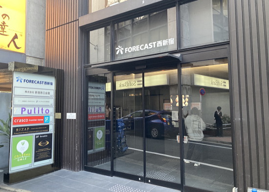 チキンゴルフ新宿店はFORECAST西新宿の２階にあります。