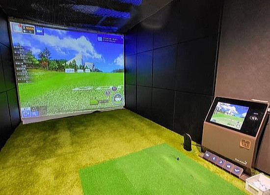 高性能シミュレーターでシミュレーションゴルフを楽しみながら上達できる！